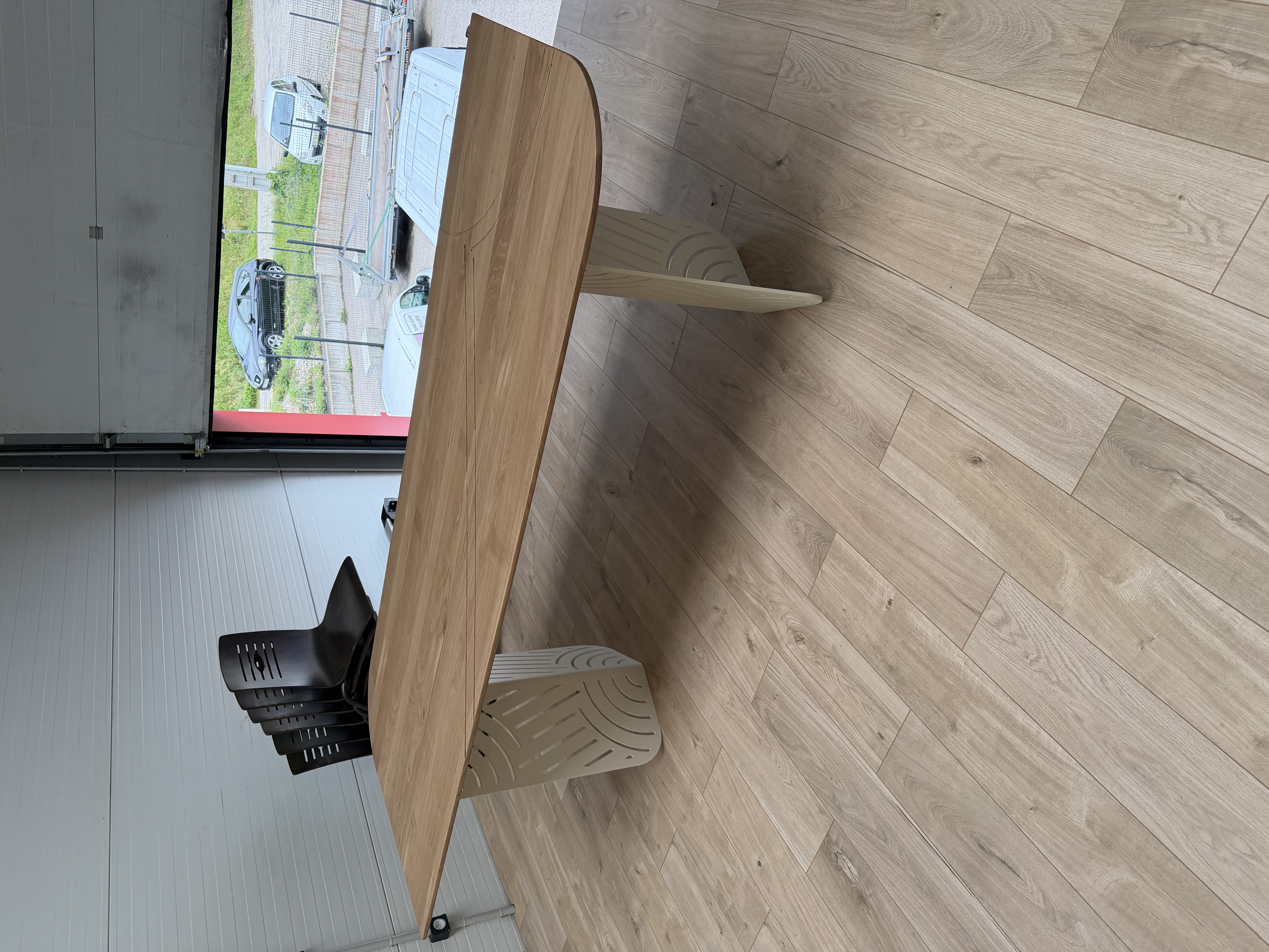 Table en chêne massif avec pieds en métal sculptés — réalisation Fusion & Alchimie