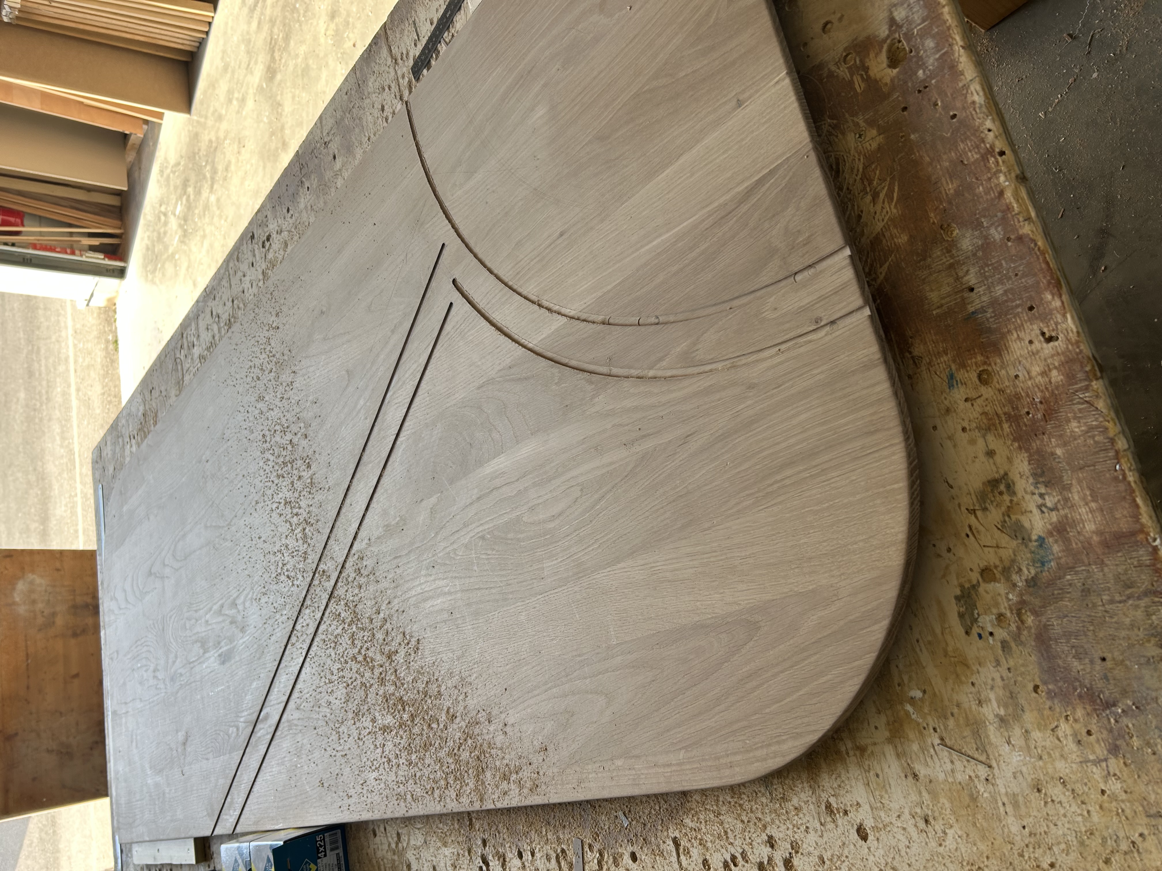 Détail du plateau de table en cours de fabrication — rainures fraisées à la CNC